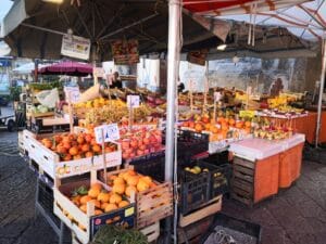 Mercado tradicional en Palermo en la isla de Sicilia