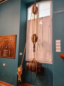 Polea y barril en sala dedicada a la navegación en Museo do Mar
