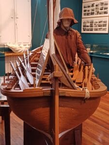 Maqueta de trainera y traje marinero en Museo do Mar