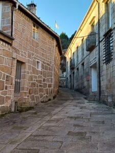 Paseando por la Calle do Castelo en Allariz