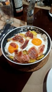 Sartén de huevos y jamón en Fio de liño en Allariz