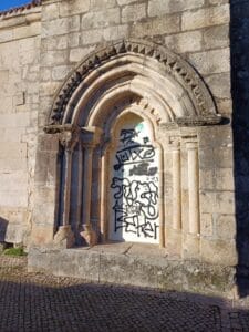 Pórtico de la ermita de San Salvador el lateral de San Pedro de Allariz