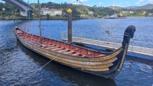 Drakkar fondeado en el río Ulla en Catoira