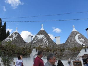 Símbolos decorativos en los conos de los trulli