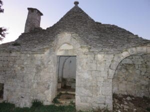 Trullo en ruinas en Martina Franco