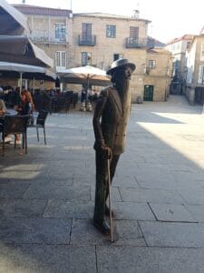 Escultura de Valle-Inclán en la plaza de Méndez Núñez de Pontevedra