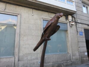 Escultura del Loro Ravachol en Pontevedra