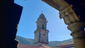 Campanario barroco del monasterio de Oia
