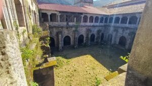 Vista del Claustro de Procesiones del Monasterio de Oia