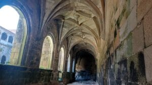 En el Claustro de Procesiones del Monasterio de Oia