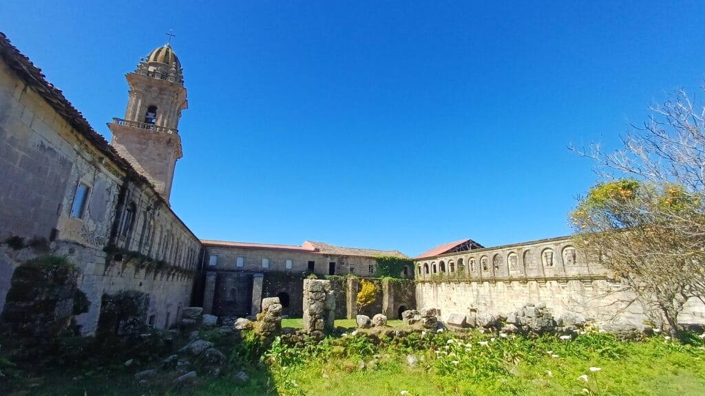 Patio de naranjos del Monasterio de Oia