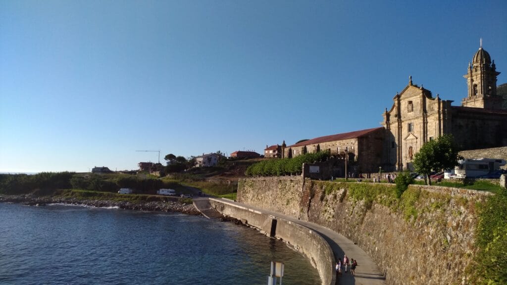Vista del Monasterio de Santa María de Oia